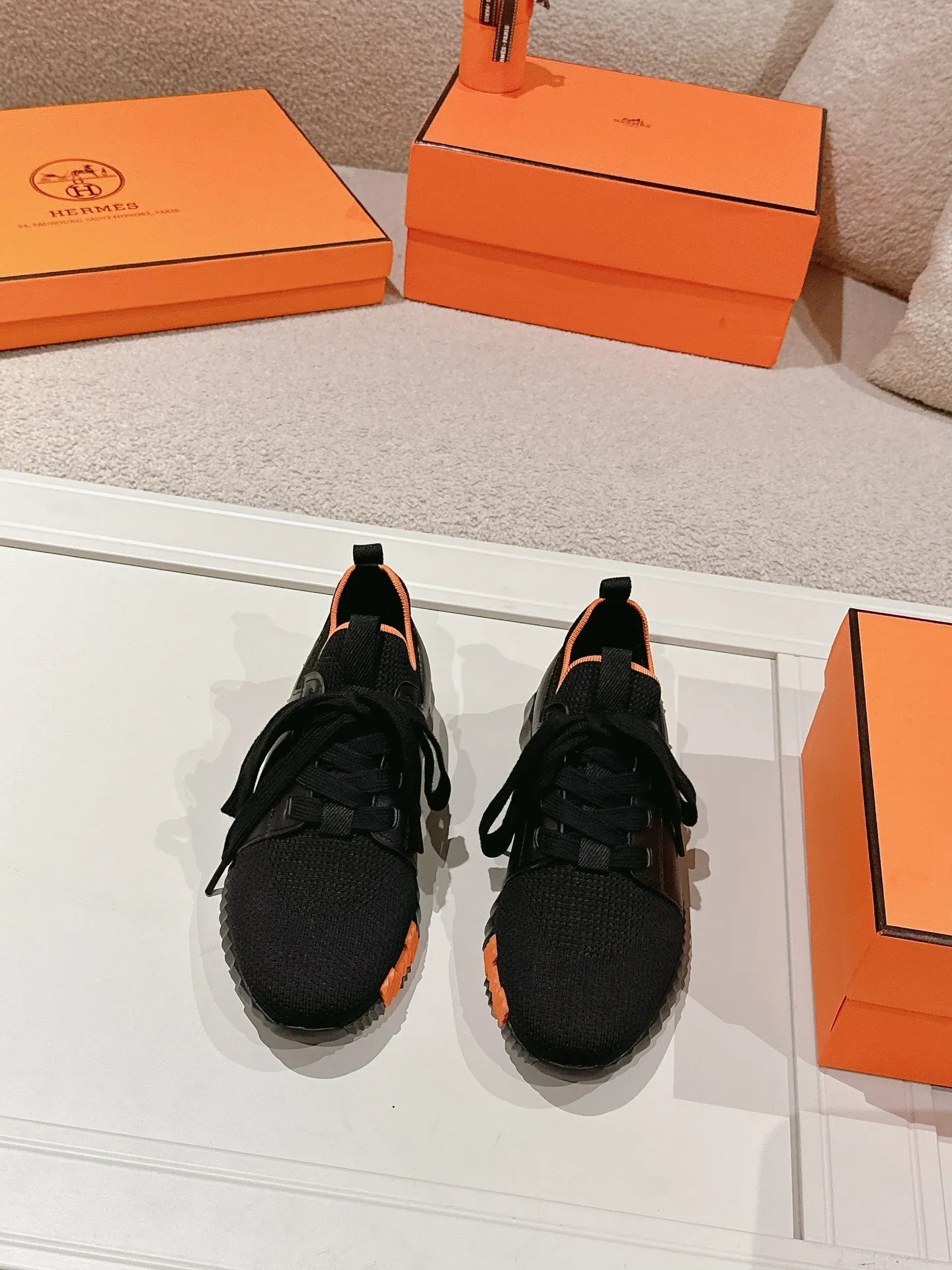 Men's shoes 💰600💰 Hermes top version # Hermès H family classic couple's casual sports shoes Couple's casual sports dad shoes combine high-tech canvas and suede goatskin, and are decorated with an exaggerated "H" letter on the rubber sole. The italic design and bright colors show vitality and continue the brand's design inspiration. Stroll around the city lightly and feel free and comfortable. Exquisitely packaged at the delivery counter 🛍📦 Fabric: Original special material and cow suede Lining: Customized breathable mesh Outsole: Open-molded TPU + rubber foam material Bottom thickness: 3CM Size: 35-45